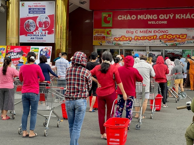 hcm city sees locals flock to stock up on supplies picture 1