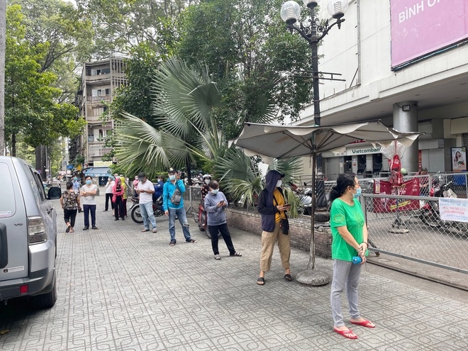 hcm city sees locals flock to stock up on supplies picture 10