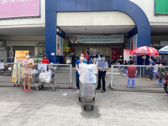 hcm city sees locals flock to stock up on supplies picture 12