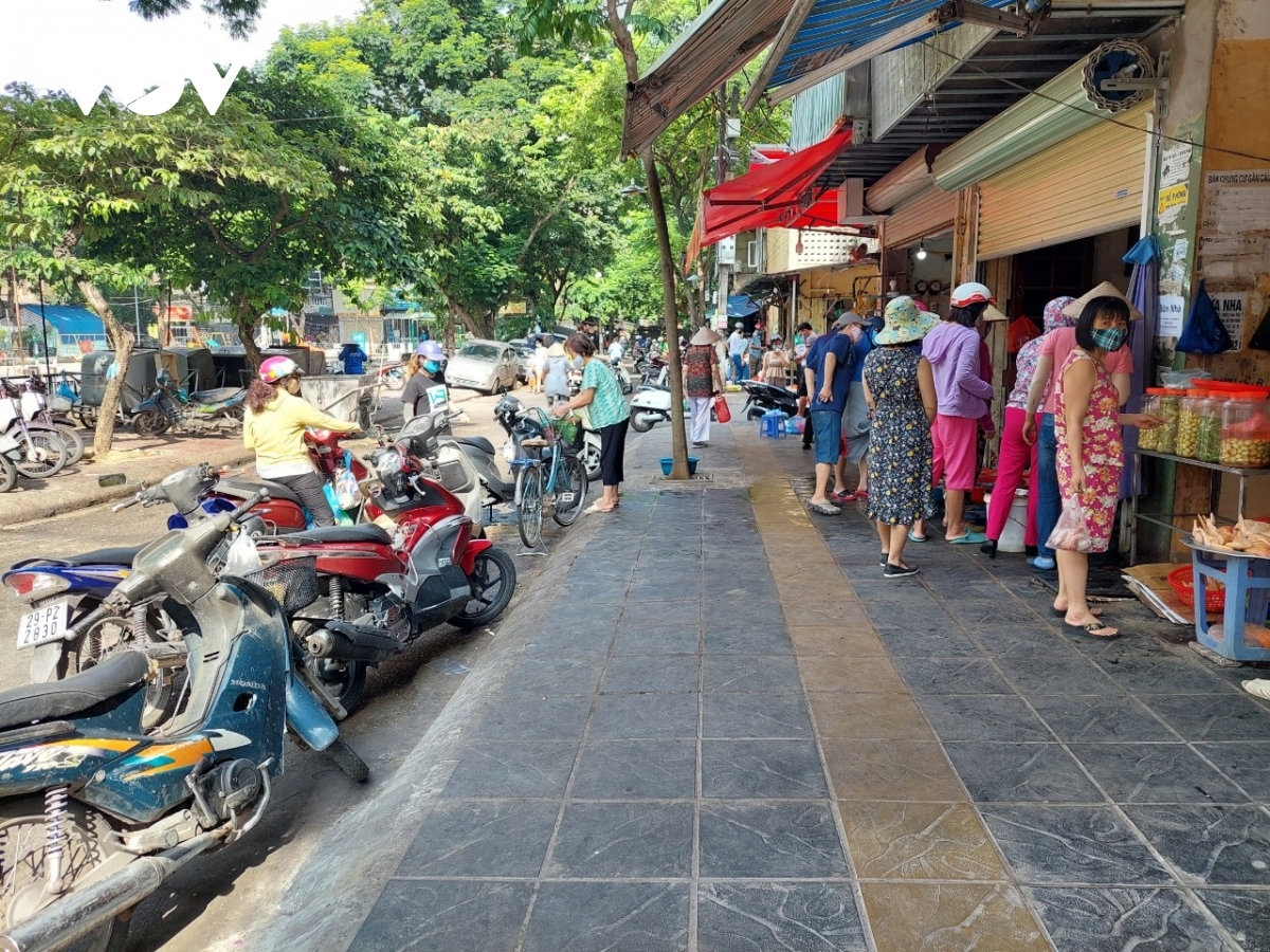 hanoi wet markets crowded, supermarkets not busy amid covid-19 fight picture 12