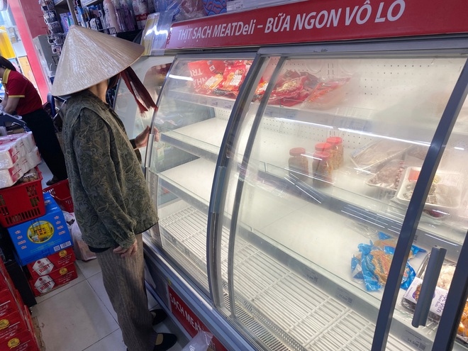 hcm city sees locals flock to stock up on supplies picture 2