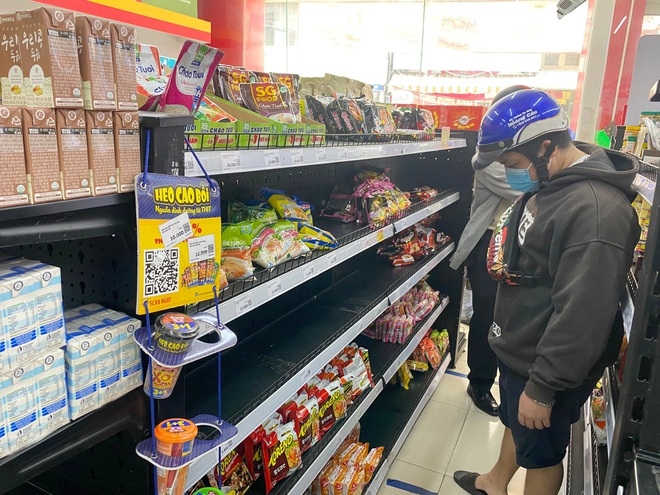 hcm city sees locals flock to stock up on supplies picture 3