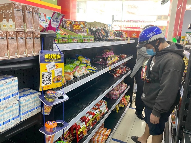 hcm city sees locals flock to stock up on supplies picture 3 hcm city sees locals flock to stock up on supplies picture 3