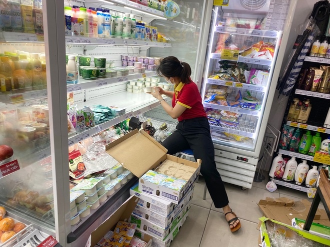 hcm city sees locals flock to stock up on supplies picture 4