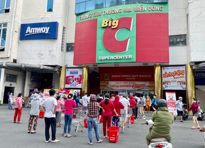 hcm city sees locals flock to stock up on supplies picture 5