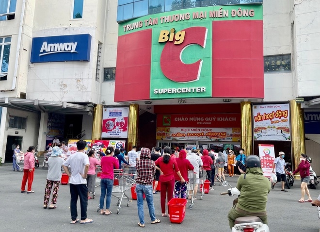 hcm city sees locals flock to stock up on supplies picture 5 hcm city sees locals flock to stock up on supplies picture 5
