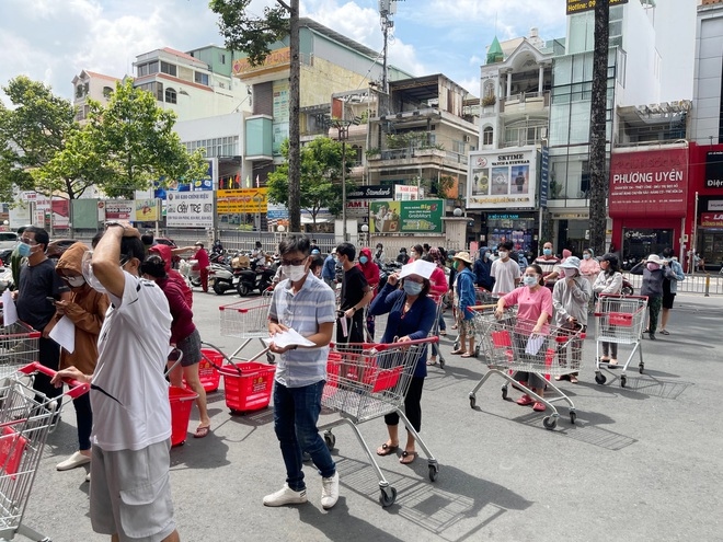 hcm city sees locals flock to stock up on supplies picture 6