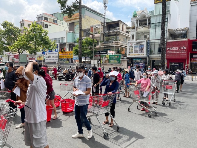 hcm city sees locals flock to stock up on supplies picture 6 hcm city sees locals flock to stock up on supplies picture 6