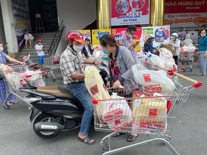 hcm city sees locals flock to stock up on supplies picture 8