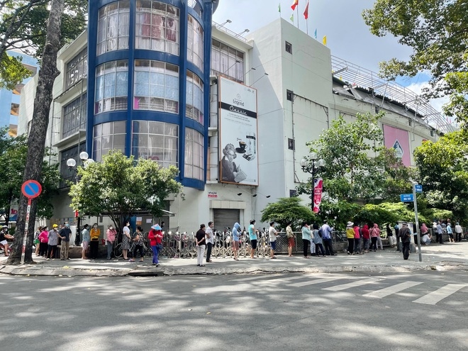 hcm city sees locals flock to stock up on supplies picture 9 hcm city sees locals flock to stock up on supplies picture 9