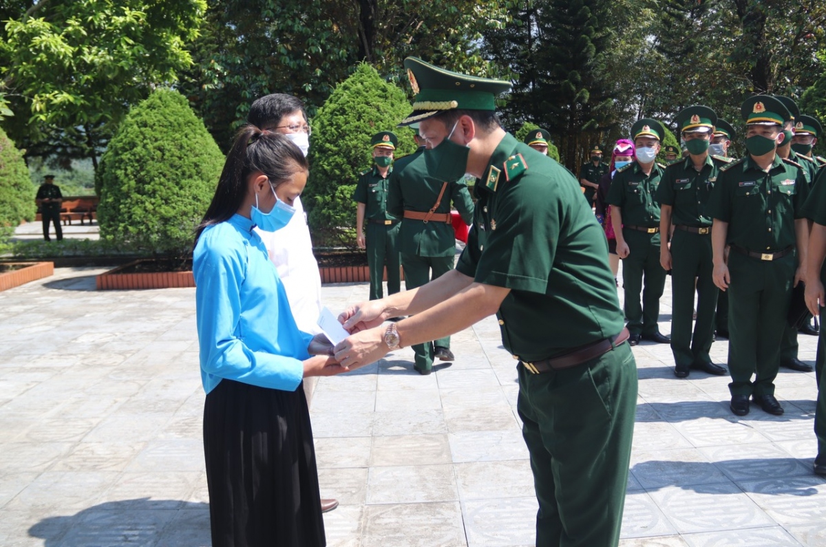 dang huong tai khu tuong niem cac anh hung, liet sy po hen hinh anh 2