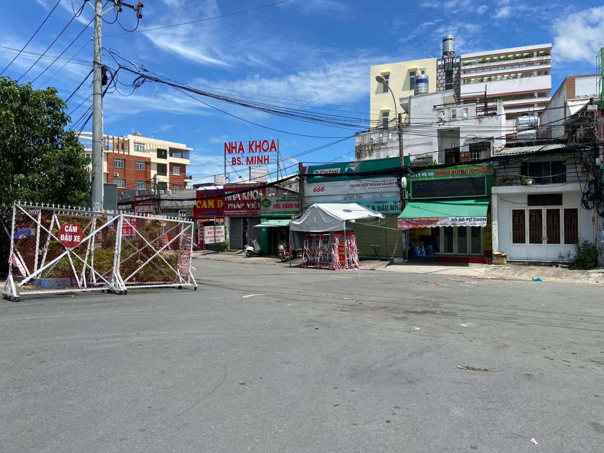 Hàng rào chốt chặn tại giao lộ Lê Văn Việt - Lã Xuân Oai, phường Tăng Nhơn Phú A được lực lượng chức năng tháo dỡ. (Ảnh: H.O)