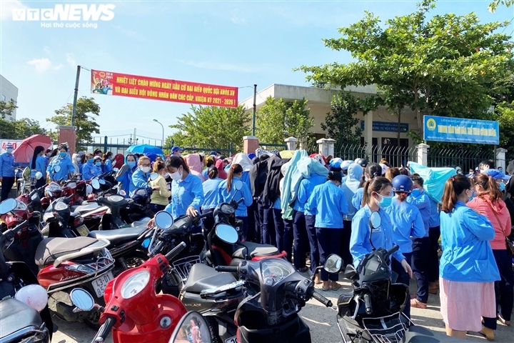thousands of workers queue for covid-19 testing in da nang picture 1