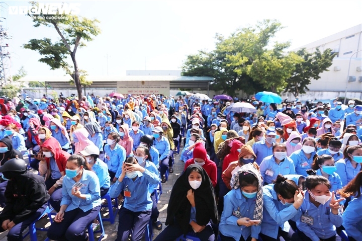 thousands of workers queue for covid-19 testing in da nang picture 3
