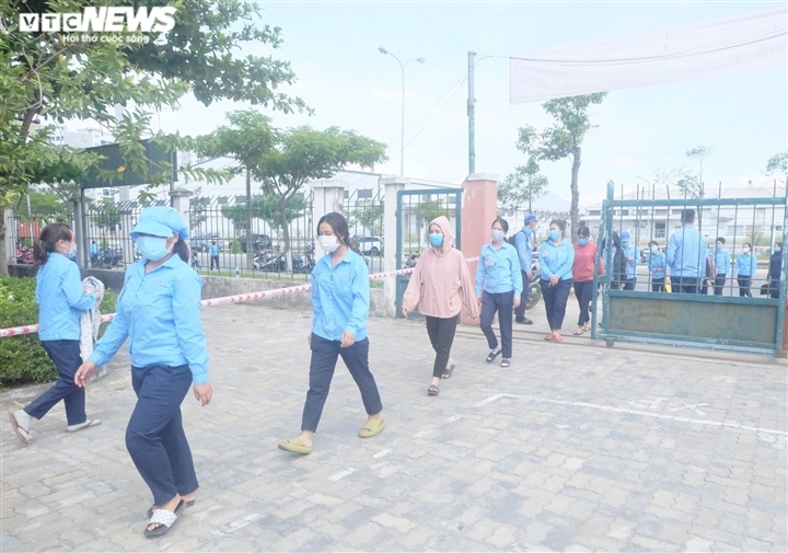 thousands of workers queue for covid-19 testing in da nang picture 5