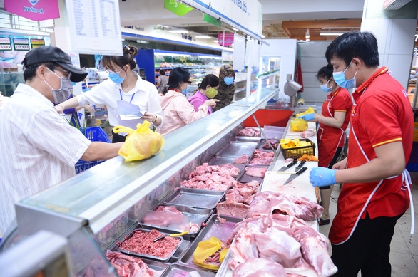 Người dân khó mua được thịt heo trong các điểm bán siêu thị, cửa hàng, trong khi thịt heo đông lạnh “sống tốt” nhờ kênh online. (Ảnh: Quang Định)