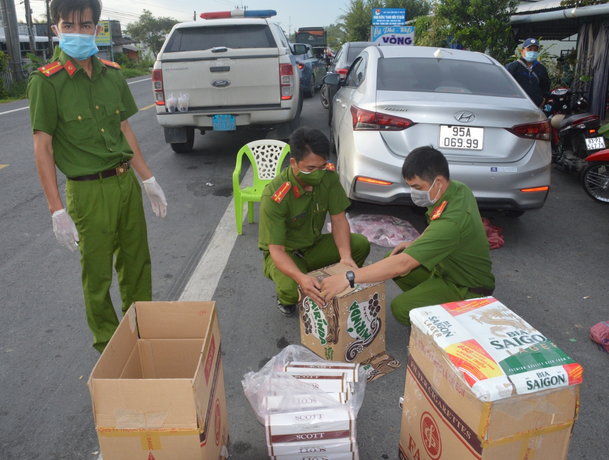 bi bat qua tang van chuyen thuoc la ngoai, tai xe dui tien vao tay csgt hinh anh 2