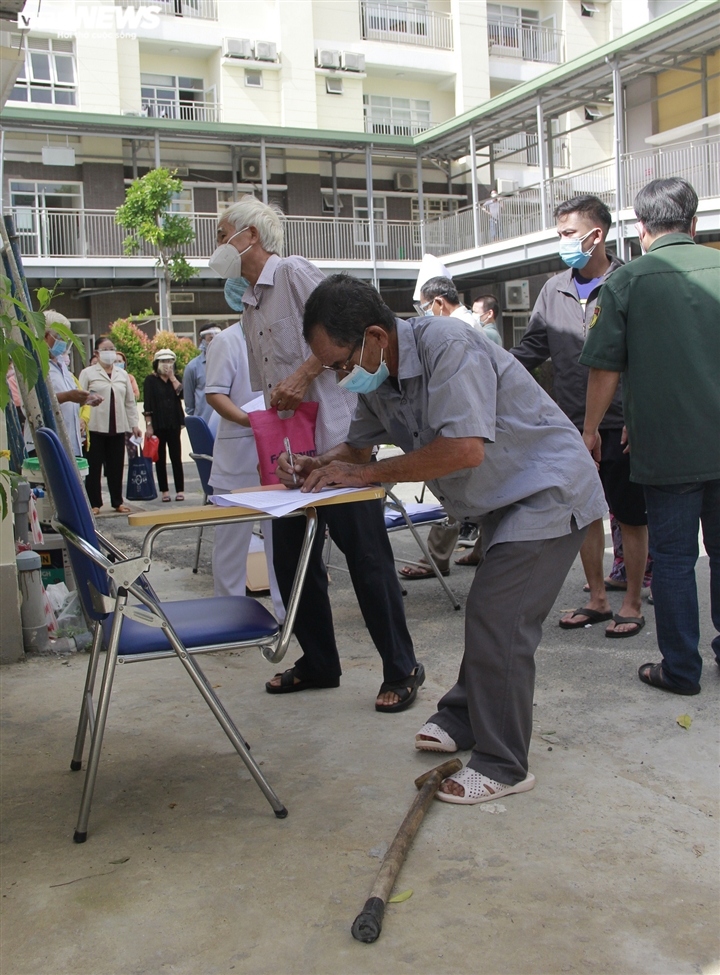 nguoi gia mac benh nen o tp.hcm ngoi xe lan, chong gay di tiem vaccine covid-19 hinh anh 3