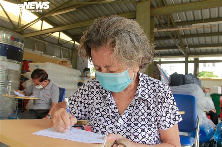 nguoi gia mac benh nen o tp.hcm ngoi xe lan, chong gay di tiem vaccine covid-19 hinh anh 4