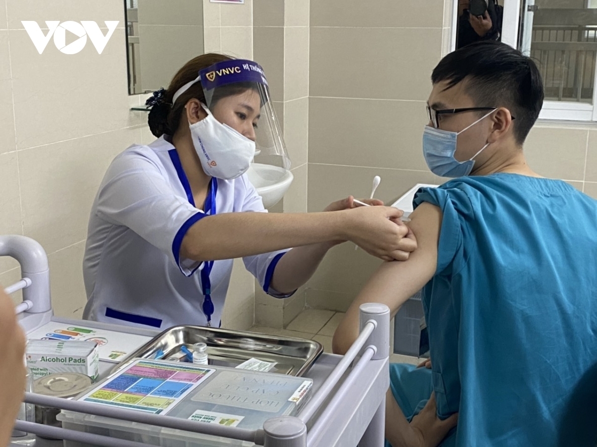 nguoi dan ha noi se duoc tiem 2 mui vaccine covid-19 cung loai hinh anh 1