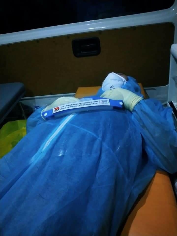 Nhân viên y tế ngủ tạm chốt lát trên băng ca xe cấp cứu. (Ảnh: BV Nhi đồng TP)