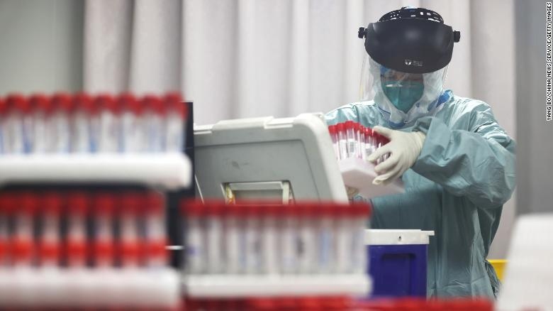 Một nhân viên y tế đang xem xét các mẫu xét nghiệm tại một phòng thí nghiệm ở Nam Kinh, Trung Quốc ngày 24/7.