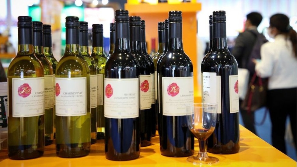 Trung Quốc đang áp thuế chống bán phá giá lên đến hơn 200% đối với rượu vang nhập khẩu từ Australia. Ảnh: BBC