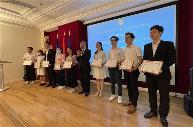 outstanding vietnamese students honoured in france picture 1