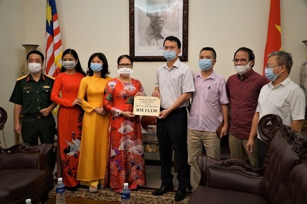 vietnamese in malaysia donate to covid-19 vaccine fund picture 1