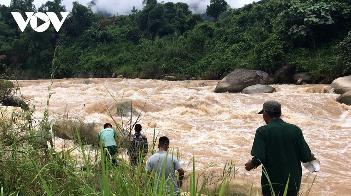 Một bé trai 6 tuổi bị nước lũ cuốn trôi thương tâm ở Sơn La