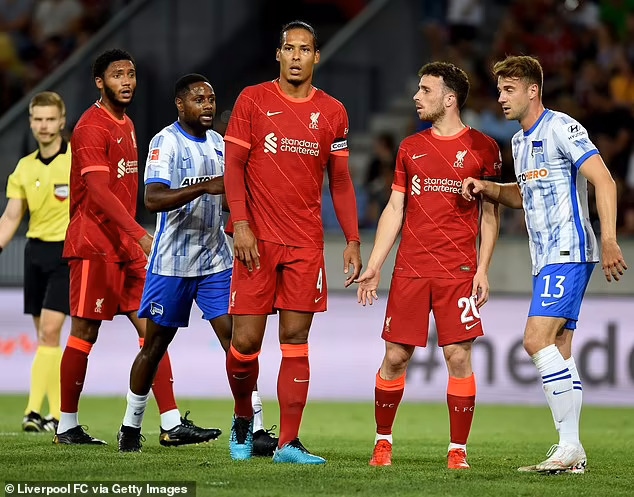 van dijk thanh ga he trong ngay tro lai, liverpool thua hertha berlin hinh anh 1