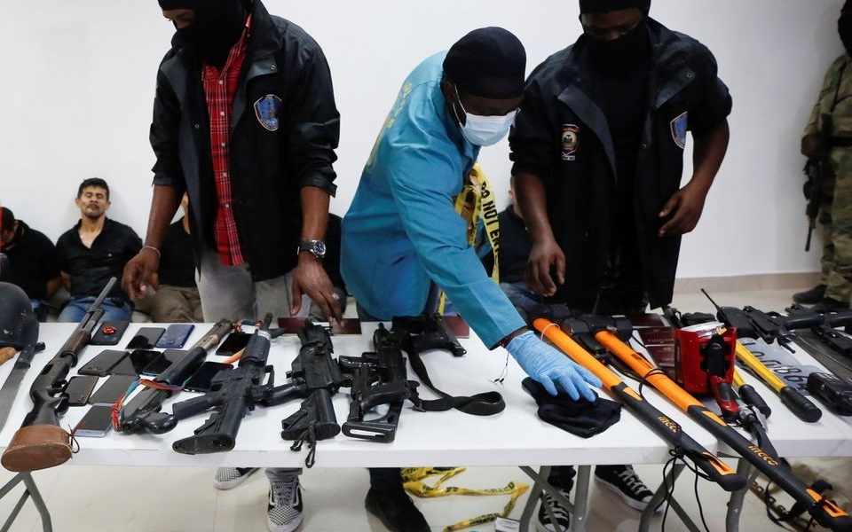 Vũ khí, thiết bị thu được của nhóm ám sát Tổng thống Haiti. Ảnh: Reuters.