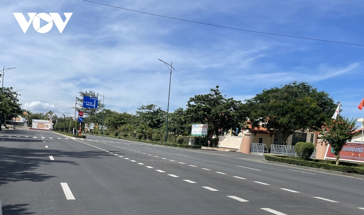 vung tau city left deserted on first day of social distancing picture 1