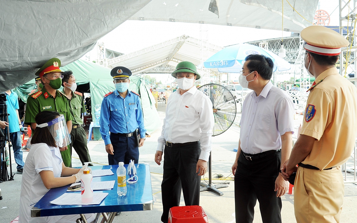 lanh dao ha noi truc tiep kiem tra phan luong giao thong tai cua ngo thu do hinh anh 2