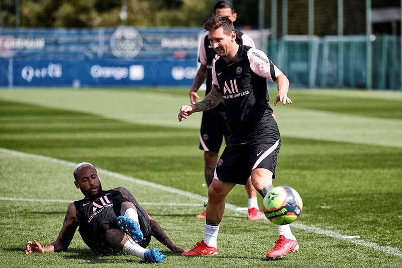 lionel messi den som 2 tieng truoc buoi tap dau tien cung psg hinh anh 9