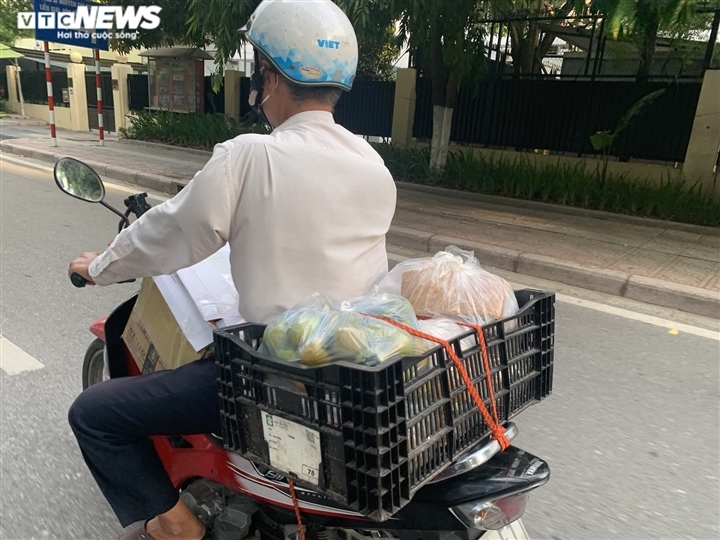 Giữa đại dịch COVID-19, nhiều người dân lựa chọn phương án đặt hàng, các loại hoa quả, giò, chả đang được các shipper tích cực giao đến tận nơi cho người đặt hàng.