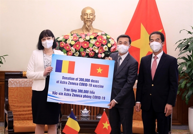 vietnam receives 300,000 doses of astrazeneca vaccine from romania picture 1