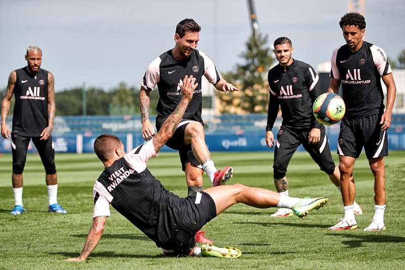 lionel messi den som 2 tieng truoc buoi tap dau tien cung psg hinh anh 5