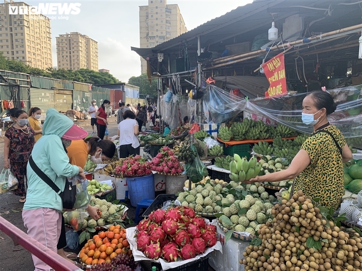 Sáng ngày 21/8 (ngày 14 tháng 7 âm lịch), người dân nô nức đổ về chợ Nam Trung Yên (Cầu Giấy) để mua sắm thực phẩm chuẩn bị cho ngày Rằm Tháng 7.