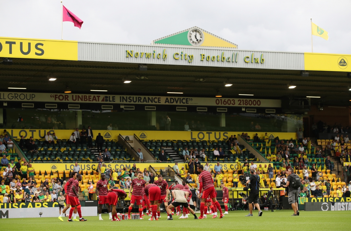 Carrow Road vô cùng sôi động trước trận Norwich - Liverpool trong khuôn khổ vòng 1 Ngoại hạng Anh 2021/2022. (Ảnh: Reuters).