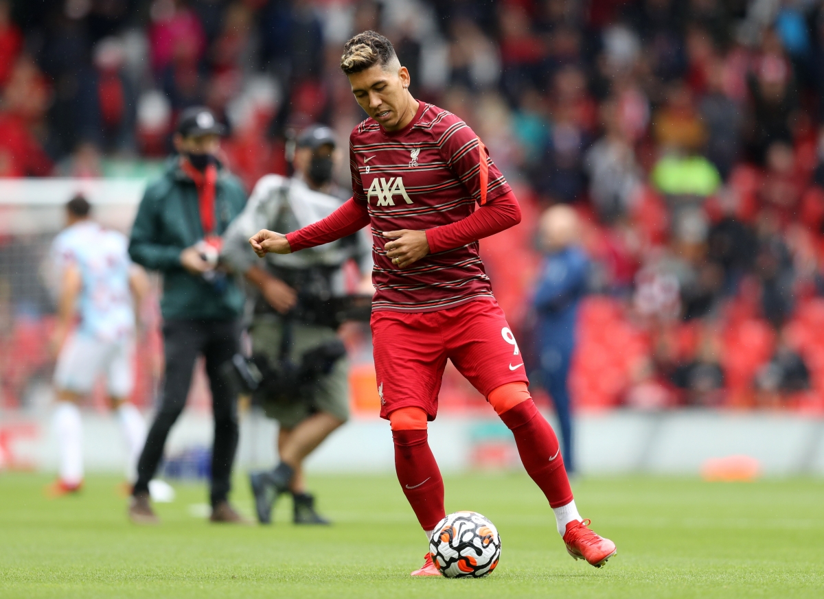 Firmino dự bị và mũi đinh ba trên hàng công của The Kop khuyết một. (Ảnh: Reuters).