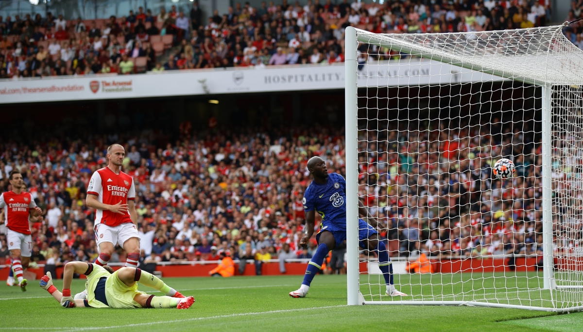 Lukaku ở tình huống mở tỷ số cho Chelsea... (Ảnh: Reuters).