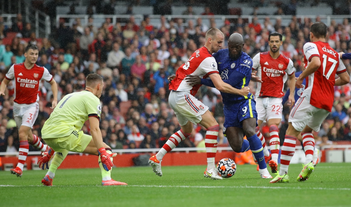 Lukaku luôn là mối nguy hiểm rình rập trước khung thành Arsenal. (Ảnh: Reuters).