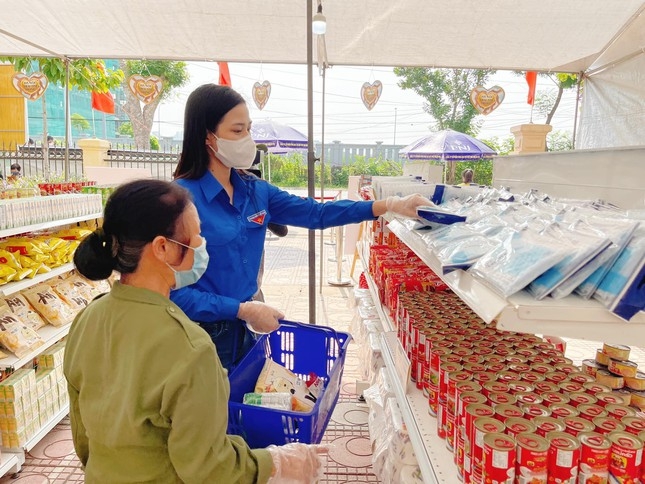 hoa hau Do thi ha mac ao xanh tinh nguyen ho tro nguoi dan chon do tai sieu thi 0 dong hinh anh 1