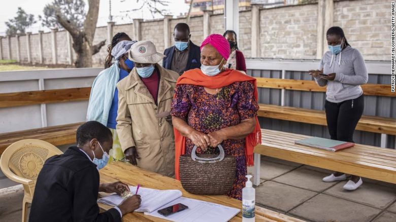 Người dân đăng ký tiêm vaccine Covid-19 tại một bệnh viện ở Nairobi. Chưa đến 2% dân số Kenya được tiêm chủng đầy đủ. Ảnh: CNN