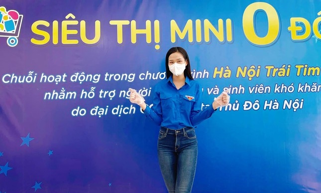 Hoa hậu Đỗ Thị Hà mặc áo xanh tình nguyện hỗ trợ người dân chọn đồ tại "Siêu thị 0 đồng"