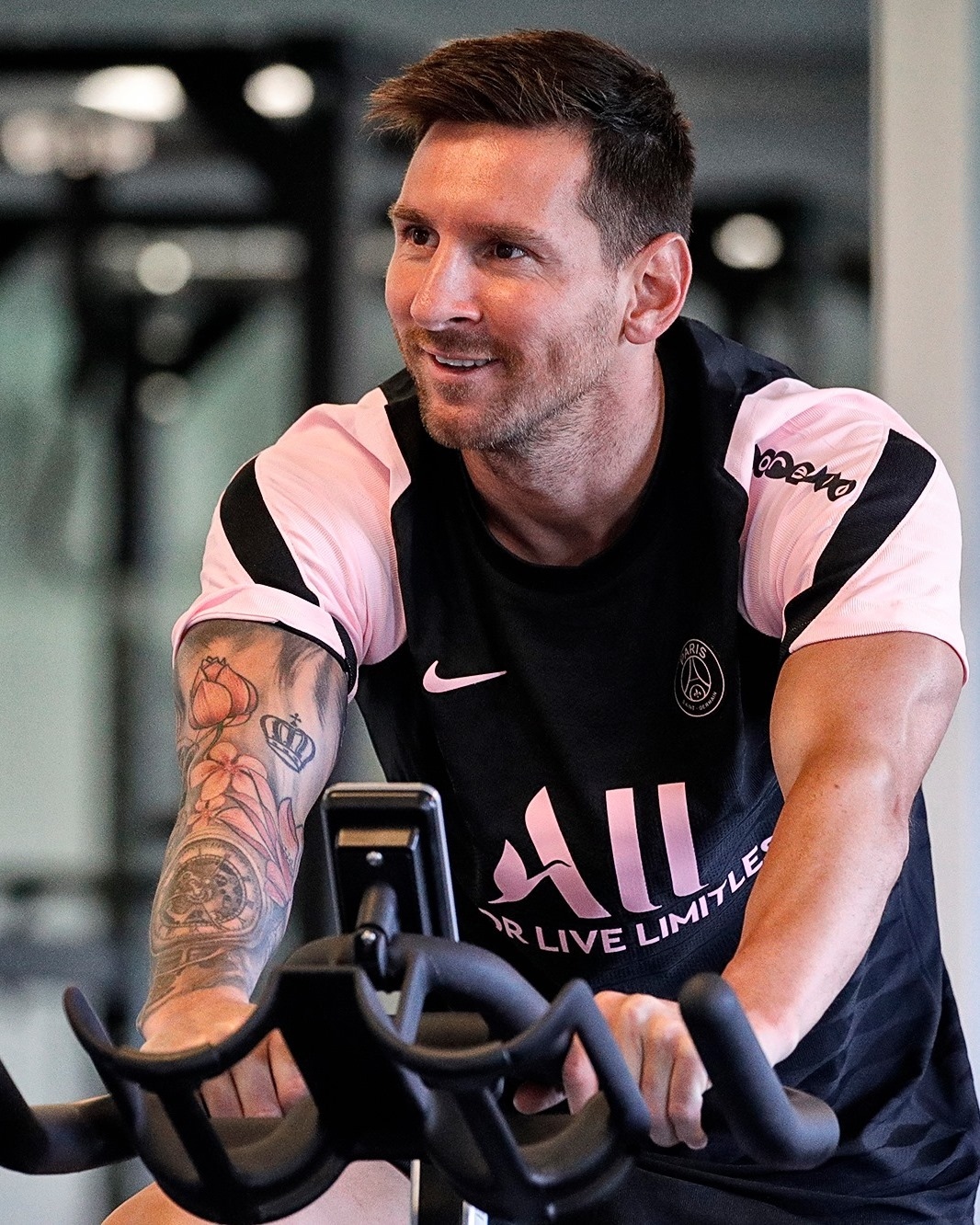 lionel messi den som 2 tieng truoc buoi tap dau tien cung psg hinh anh 1