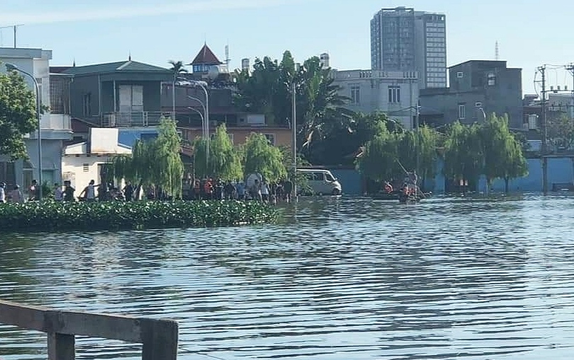 hai chi em duoi nuoc thuong tam do nga xuong ho hinh anh 1