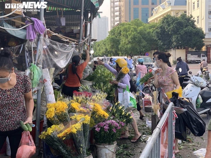 Không chỉ ở các hàng thực phẩm thiết yếu, mà các quầy hàng hoa, quả cũng ghi nhận lượng khách tăng đột biến trong buổi sáng này. Một số loại hoa phục vụ cúng lễ như hoa cúc có giá 25.000 đồng/chục; hoa ly giá từ 15.000 - 20.000 đồng/cành.