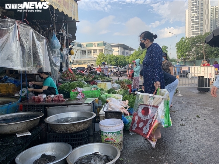 Cô Hoàng, một khách đi chợ chia sẻ: "Rằm tháng 7 là ngày rằm tương đối quan trọng, vừa là ngày rằm, ngày báo hiếu ông bà tổ tiên và cũng là ngày xá tội vong nhân. Do đó, tôi phải tự mình ra chợ, tận tay mua thịt, cá, rau, củ, vàng mã để sắp lễ".